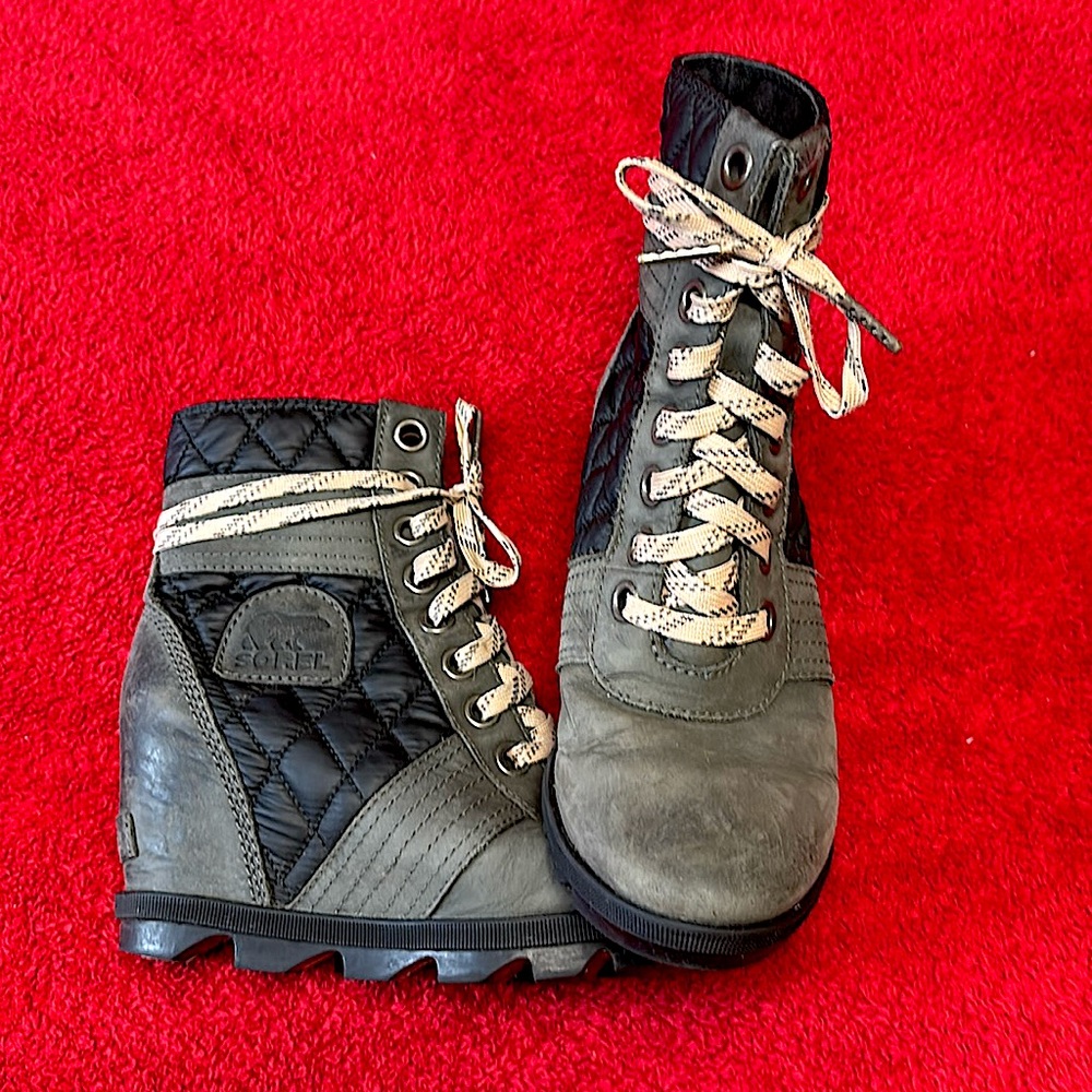 Sorel wedge winter/rain boots. Green and black. Size 6.5 USA